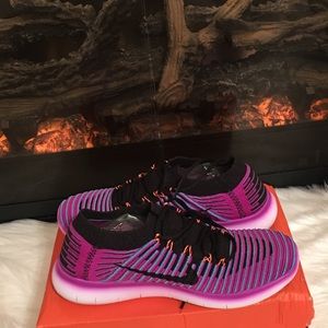 Women's Nike Free RN Motion Flyknit Size 8 - NEW!!